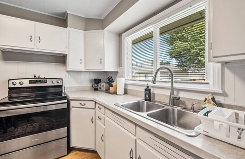 Piqua House | NEW-Parrot Head Haven-3BR-1BA-Themed-Bar-Patio