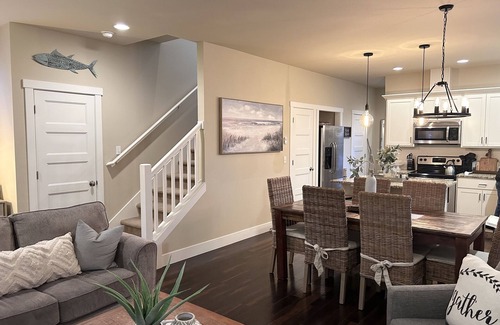 Ocean Shores House | NEW! Pet friendly luxe getaway with hot tub in Ocean Shores