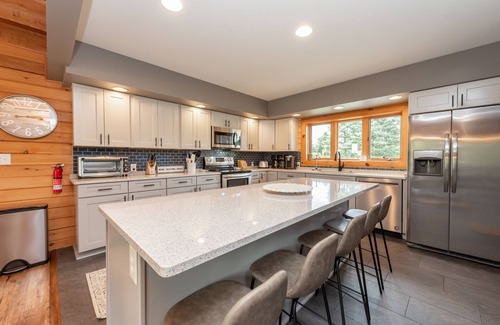 North Glade Hills House | New! Playin' Hooky: Lakefront, Hot Tub!