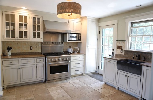 West of Town House | New Pool Lovely Home Mins away from Town & Beach