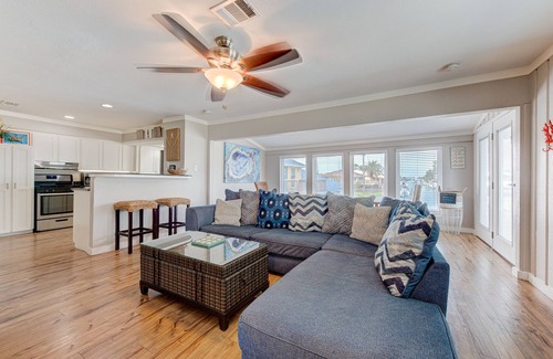 Key Allegro House | New pool! Waterfront, game/arcade room! Great family house!