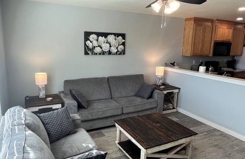 Thackerville House | NEW! Prime Location to Casino Excitement with 2 King Beds and No Cleaning Fees.