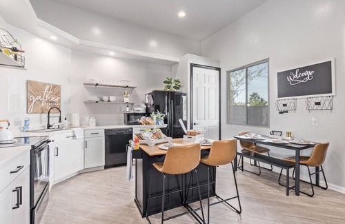 Peoria House | New, Private Guest House with Garage and Gym