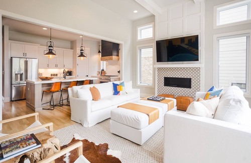 Cleveland Park House | New Private Heated Pool-Firepit-Close to Broadway-Rooftop Skyline Views-Murals