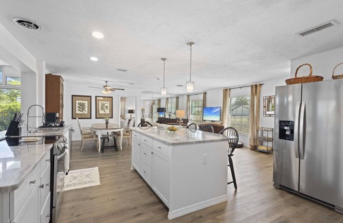 Bradenton House | NEW! Private Pool - Near AMI - IMG -Turntable - Piano- Tropical Oasis