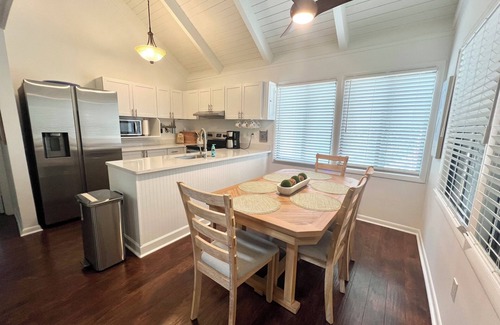 Seabrook Island Cottage | New. Refined beach sanctuary under ancient oaks. Super clean.