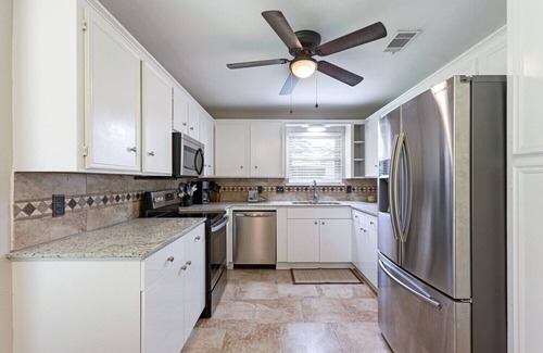 South Baton Rouge House | New Remodel Modern Decor 2 Minutes to Restaurants Mall of LA Target I-10 TopGolf