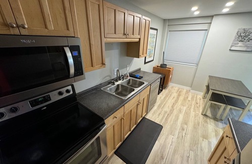 East Bloomington House | New Remodel Updated in 2023, 2BR 2 BA, Minutes to Mall/Airport