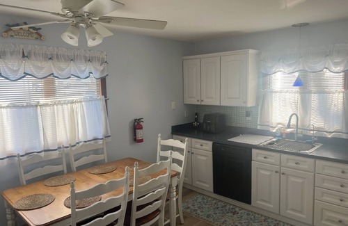 Villas House | New Reno! 5 min walk to beach, Garage Arcade! 3 bedroom/4 bed/2 bath. Must see!