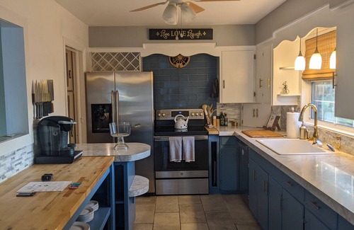 Lorain House | NEW Renovated, Cozy Home-massive driveway, grill+patio, awesome kitchen+TV areas