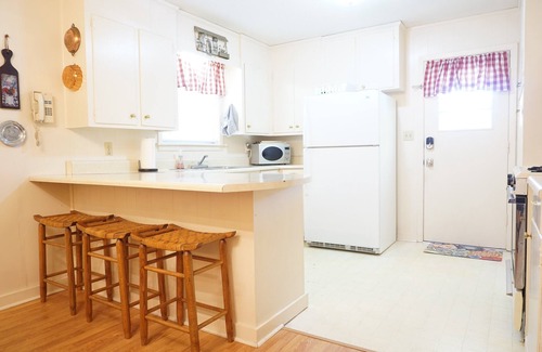 Brandon House | NEW! Retro Retreat - Historic District Downtown Brandon