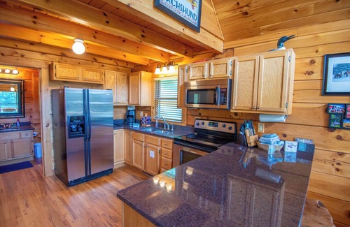 Piney Creek Cabin | New River Front Cabin- Walking Distance to Canoe Outfitters - Hot Tub - Wi-Fi