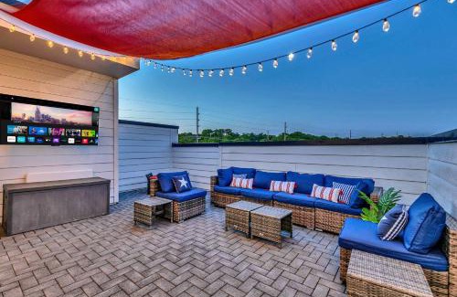 Haynes Area House | New Rooftop with city views game room DT Nash