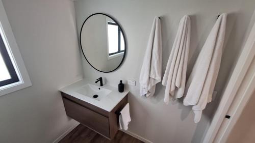 Two Mile Bay House | New Rooms Available Now! - 7 Min Walk to the Lake and Sail Club