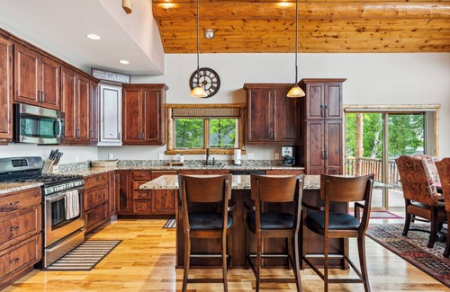 Merrifield Cabin | NEW! Sandy beach, Pelican Lake, Games & Pool Table