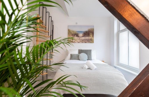Scheveningen Badplaats Apartment | New Scheveningen Beach Central The Hague Family 180D Modern top floor Apartment