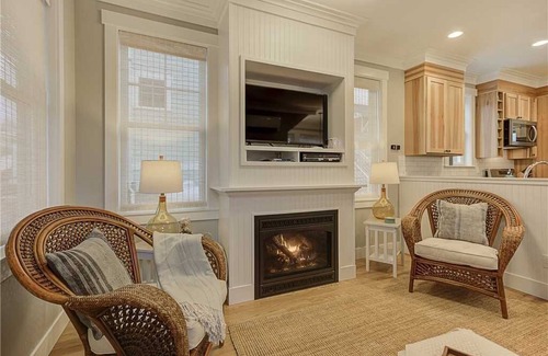 Seabrook House | *NEW* Seabrook's Ocean Eyrie: Dog Friendly, Charging Station!
