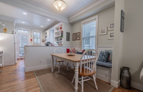 Seabrook House | *New* Seabrook's Zinnias Cottage: Dog Friendly!