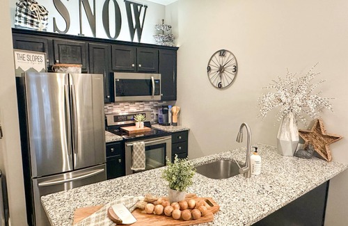 Snowshoe Condo | NEW! Seneca 113: Private Entrance, Hot Tub, Heated Garage, Sleeps 6!