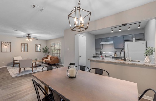 Southwood Valley House | New! Simplistic Getaway - 3 miles to campus!