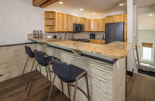 Saddle Ridge House | New! Ski-in/Ski-out 3-bedroom condo with private hot tub & grill