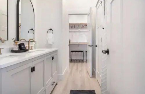 Indianapolis House | New spacious 5br 4ba near Butler and Broad Ripple