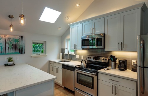 Fremont Cottage | New Stand Alone Private Backyard Cottage - A/C, Blocks to Zoo, Bus Line, Coffee
