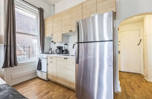 Center City West Apartment | New Studio | Center City | Sleeps 4 | Fast Wifi
