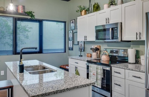 Nashville Apartment | NEW Studio w/2 Queen Beds 7 mins to Broadway!