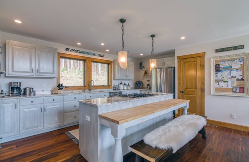 Ellicottville Ski Chalet | New & Stunning Chalet!⛷ A+ Reno, Hot-Tub, Barrel Sauna, Slope Views, Fire Pit🔥