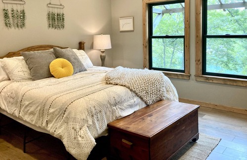 Drasco House | NEW! Stunning lake house! Sleeps 13!