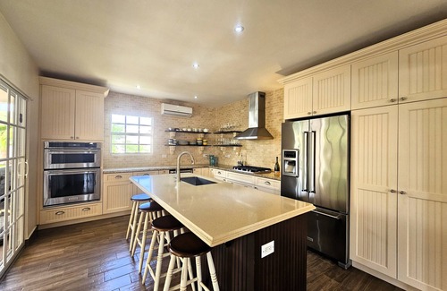 Boroncana Villa | NEW Stunning Villa with Tropical Garden, 3 bed-2 bath minutes to Palm Beach