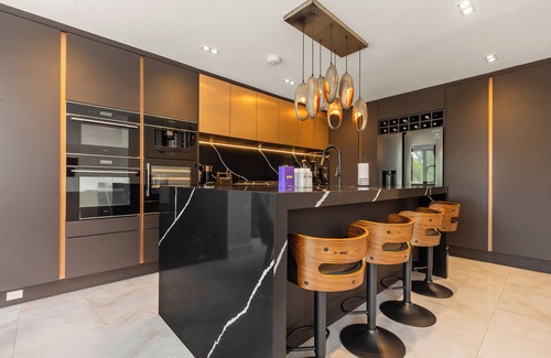 Coombe Hill House | New! Stylish 5BR w/Garden&Parking near Wimbledon