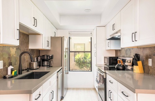Oak Creek Condo | NEW Stylish Condo- Village of Oak Creek- Walk to hiking, restaurants- sleeps 6