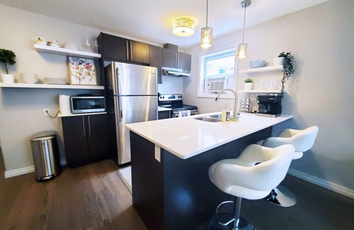 South London Apartment | NEW Stylish Wortley 1BR Suite