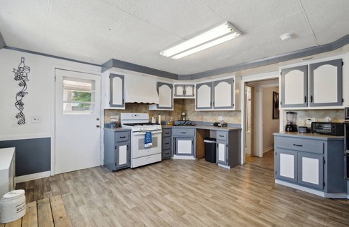Scranton Apartment | NEW ! " Summer Vibe " 2 bed spacious retro flow ,close to downtown & activities