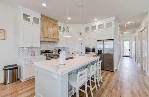 Galveston House | New Sunny Villa-1 Block From Beach