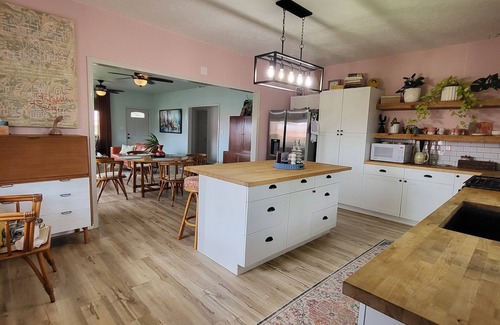 Hilo House | NEW! Sunrise House - Walk to Bayfront shops and dining. Vintage Hawaiian charm!