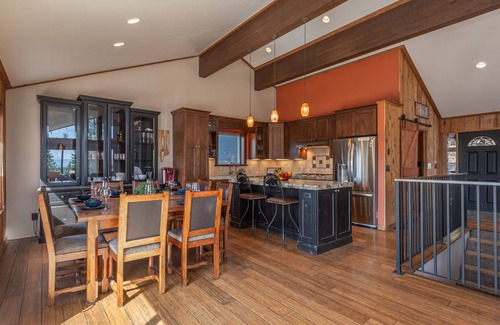 Ponderosa Palisades House | New~Sunrise on the Horizon~Spacious 4 Bedroom Home in Truckee!