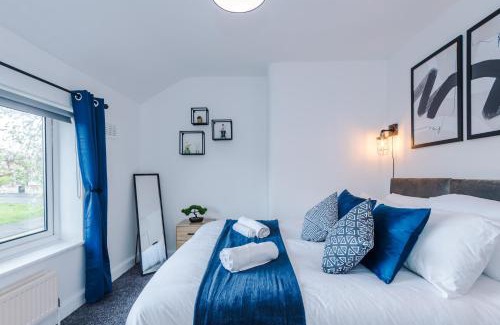 Wigan Apartment | NEW! The Acacia House Lodge - Modern & Stylish 3 Bed By Parydise Properties Ltd - Ideal for families or business stays!