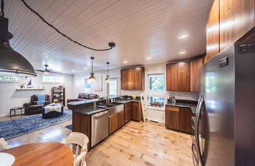 Hardin Cabin | NEW! The Cabin- Walking Distance to Lake!
