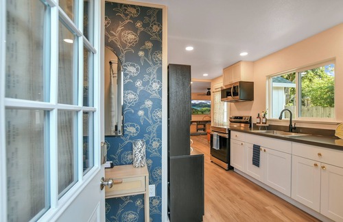 Vallejo House | ~ New! ~ The Craftsman Guest House ~ On Large Park ~