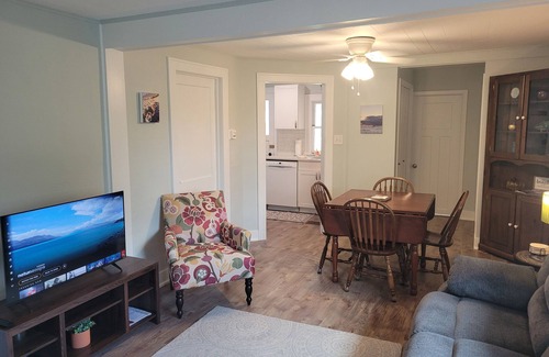 Beulah Cottage | NEW! The Lily Pad on Benzie Blvd. - Super Cute and Great Location! Central Air Conditioning!