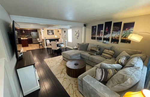 Tremont House | NEW~ "The Wolf of Tremont"-Golf Simulator,85 in tv, Pool Table+Shuffleboard!