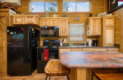 Broken Bow Cabin | NEW Tiny Home NEXT TO STATE PARK Pets/HotTub/Loft