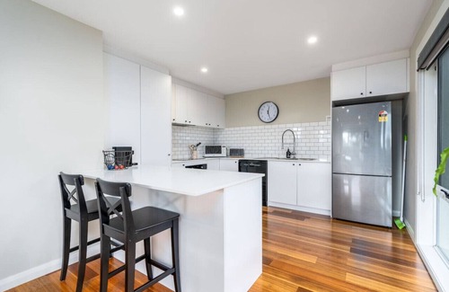 Chifley House | New to VRBO: Comfy and Modern House w/Outdoor Dining & WiFi