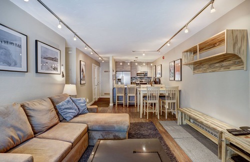 Peak 8 Condo | New To VRBO, Ski in/Out, 200 Yrds to slopes, Fireplace, shuttle to dwtn, WIFI