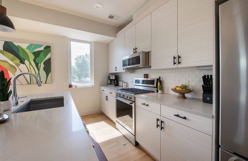 Goldsmith House | New townhome with private rooftop deck and beautiful Mountain Views, 5 min to DU
