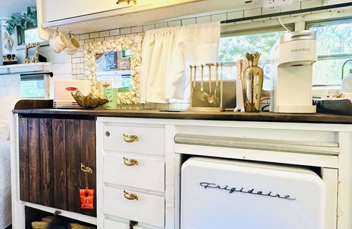 Tybee Island Cottage | NEW! Tybee’s Happy Glamper: POOL + FREE Bikes & Golf Cart + Stroll to Beach