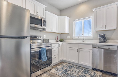 Northeast Colorado Springs Condo | New Upstairs Condo With Covered Deck-Pet Friendly